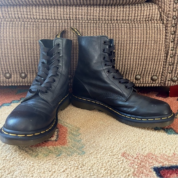 Excellent condition 1460 Dr. Martens ladies size 8 - Picture 1 of 11